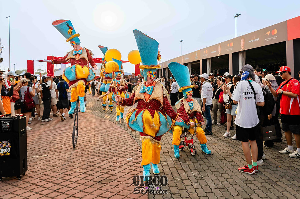 Circo di Strada F1 roaming entertainment walkact parade straattheater