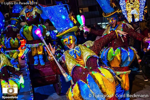 Circus entertainment in the evening with street theatre by Circo di Strada