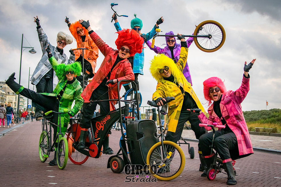 Kleurrijk fietsen parade act straattheater walk-act