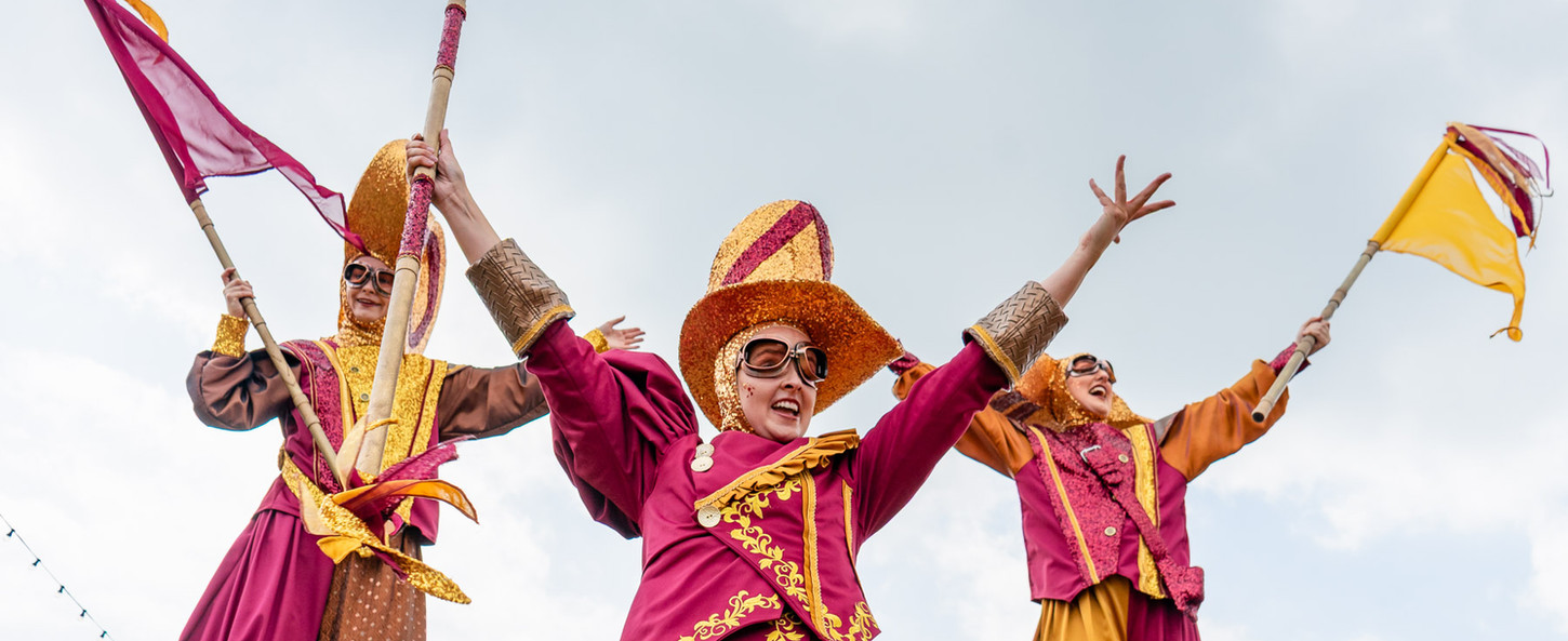 Stiltwalkers parade