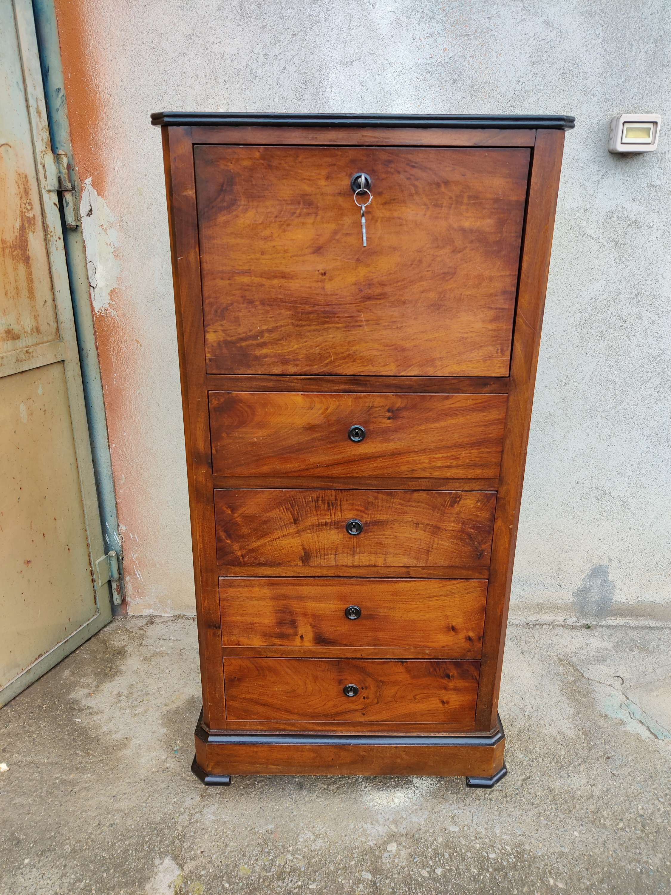 Antico stipo in noce massello 