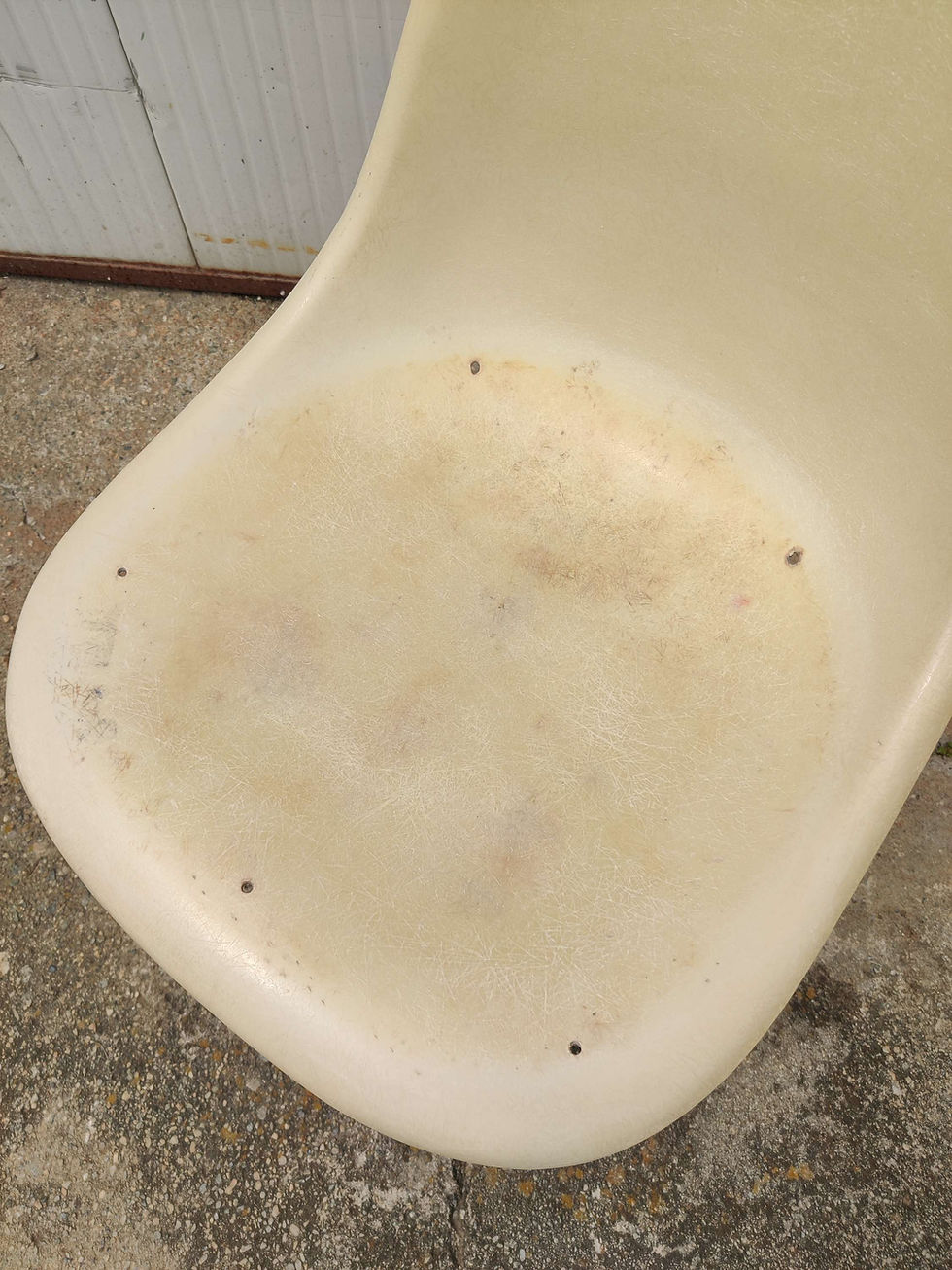 Miniatura: Eames fiberglass chair - La Fonda