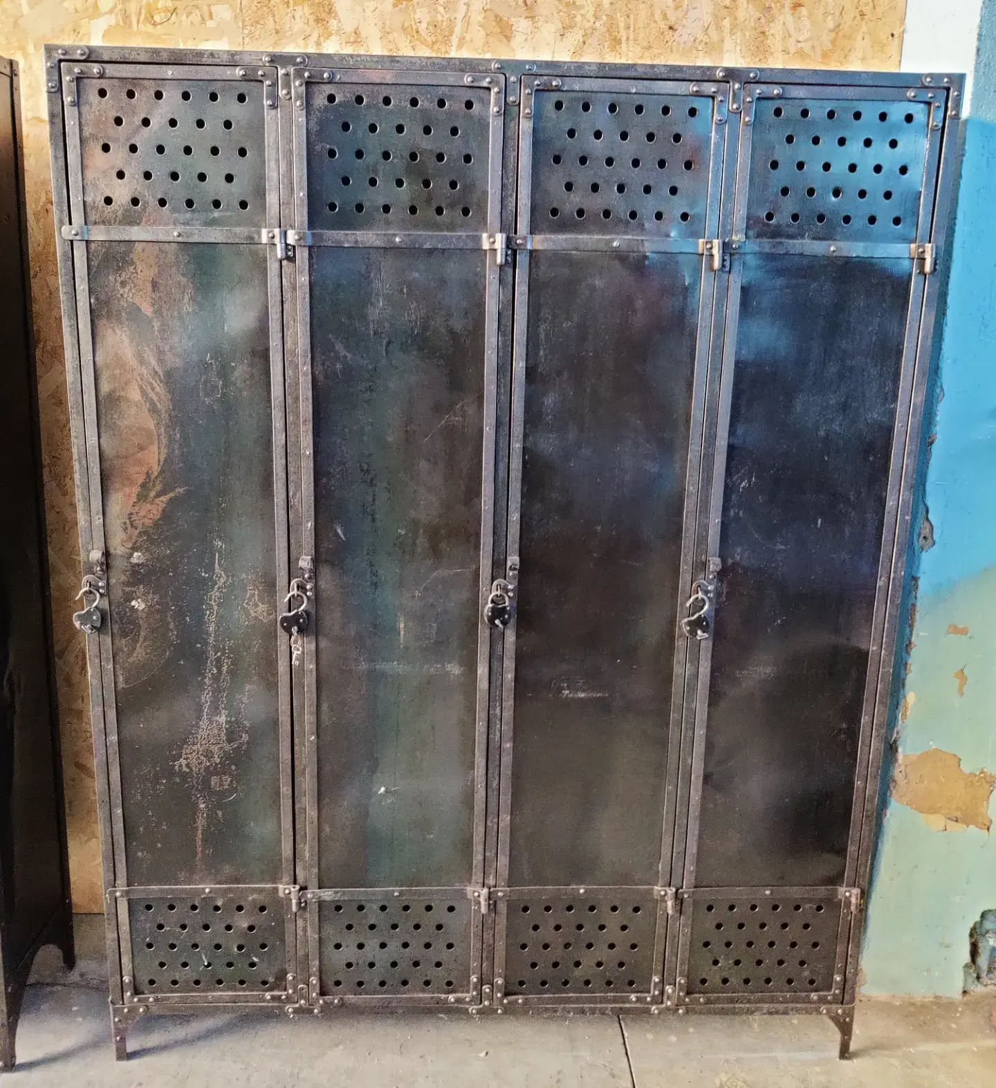 Armadietto spogliatoio in ferro chiodato