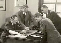 Starling Burgess (assis), Olin et Rod Stephens, Drake Sparkman en 1937