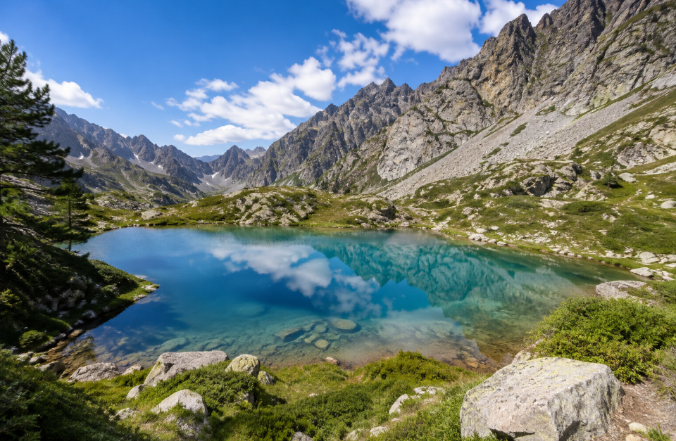 Lac de Lauvitel im Écrins-Nationalpark – versteckter Bergsee in Frankreich mit glasklarem Wasser und alpiner Bergkulisse
