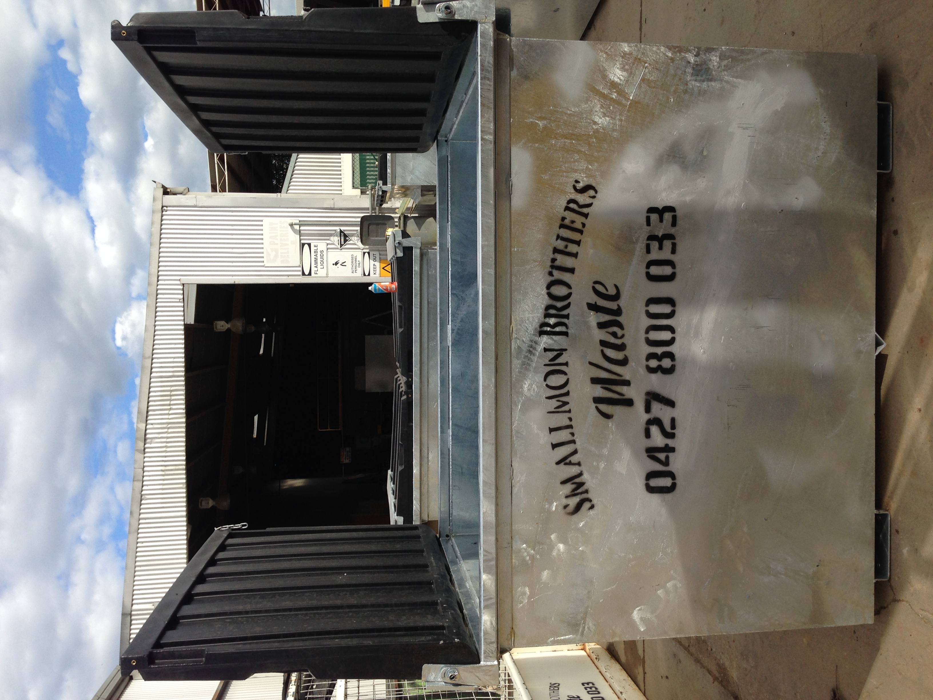 3.0m3 Front lift Dock bin
