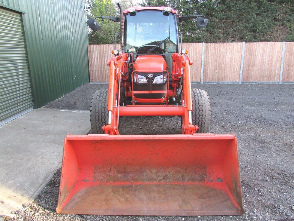 Kubota tractor c/w loader/bucket