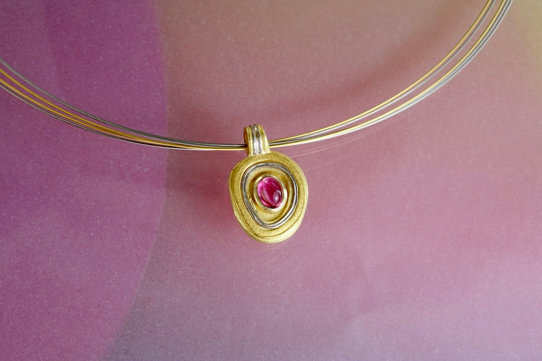 Anhänger Rubellit Cabochon "Halo"