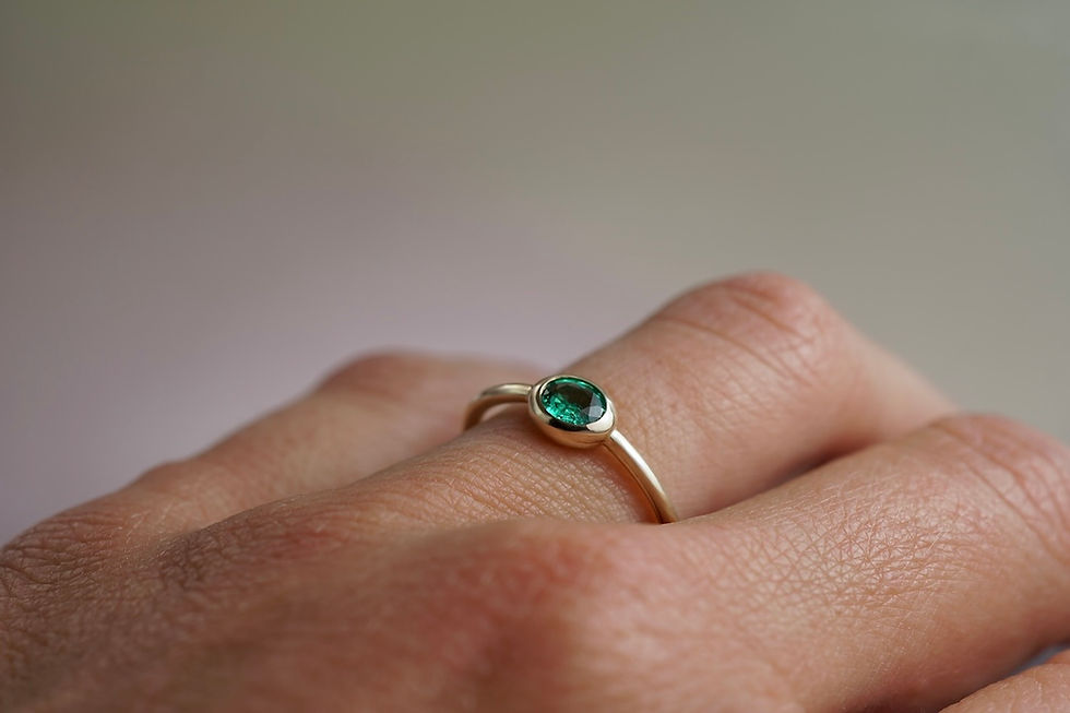 Miniaturbild: Feiner Ring facettierter Smaragd (oval)