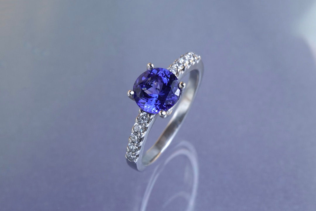 Ring Tansanit/Brillant Weißgold