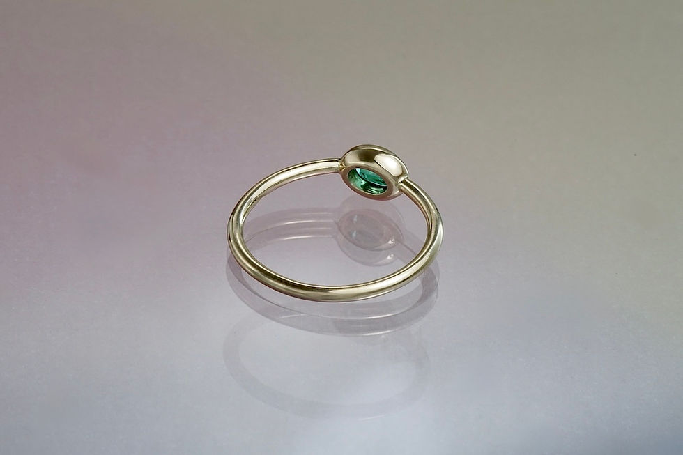 Miniaturbild: Feiner Ring facettierter Smaragd (oval)