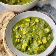 Gorgeously green creamy curry with turmeric coated tofu pieces. Full of classic Indian flavours served with fluffy naan bread.