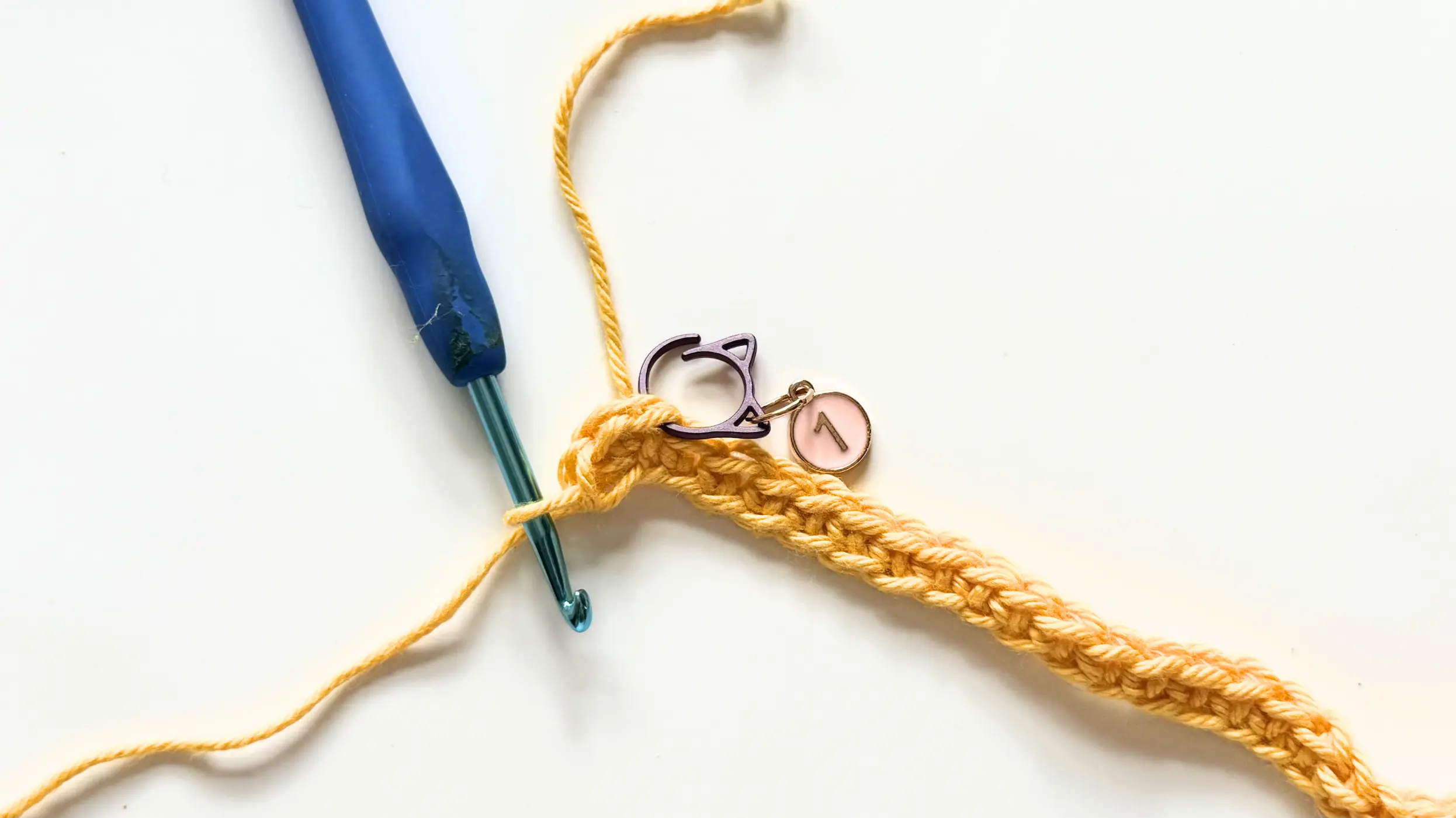 Making three Single Crochet stitches into the last foundation chain to turn the corner of the Summer Beach Tote.