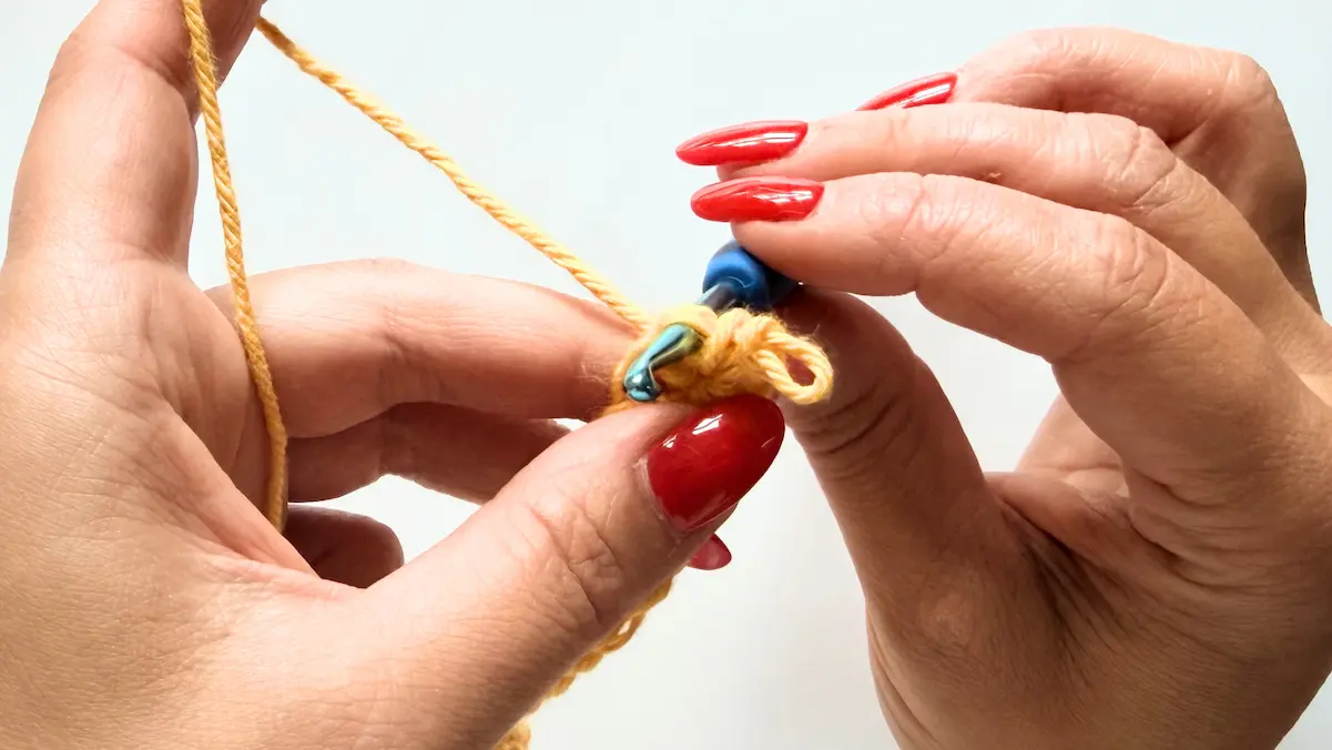 Crocheting the final Single Crochet stitches into the corner of the foundation chain for the first round of the Summer Beach Tote.