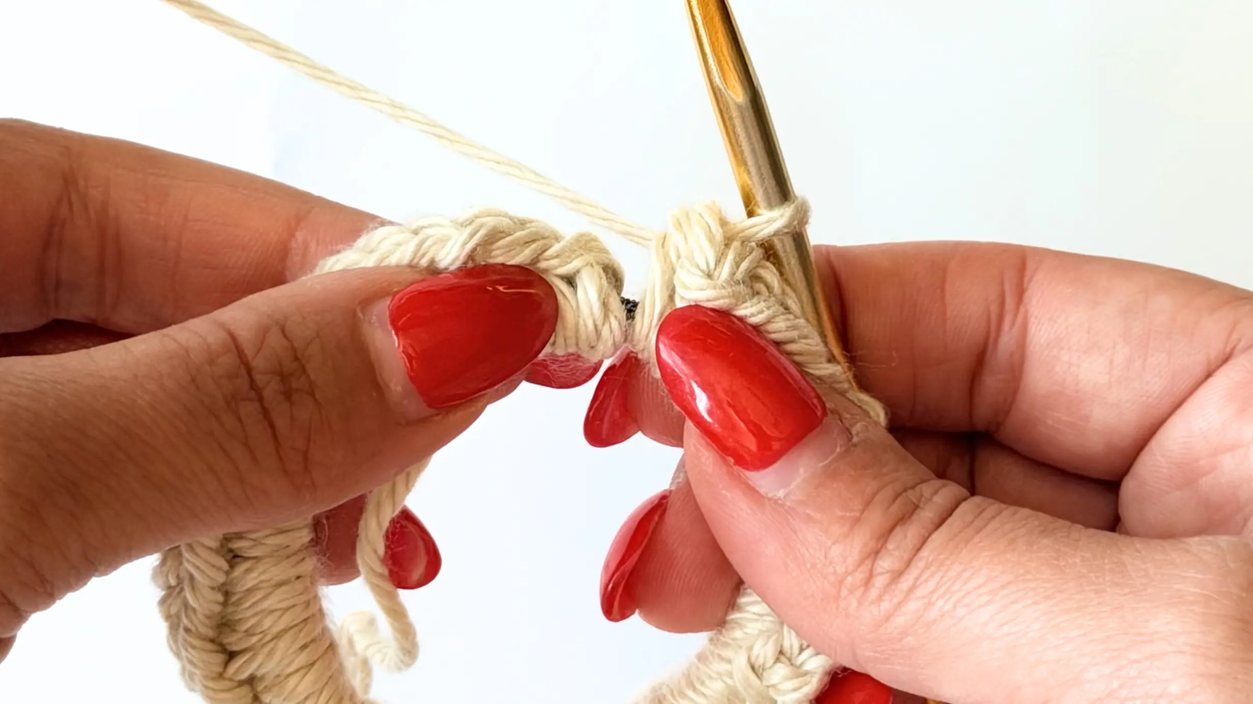 Joining the first and last stitch with an invisible join