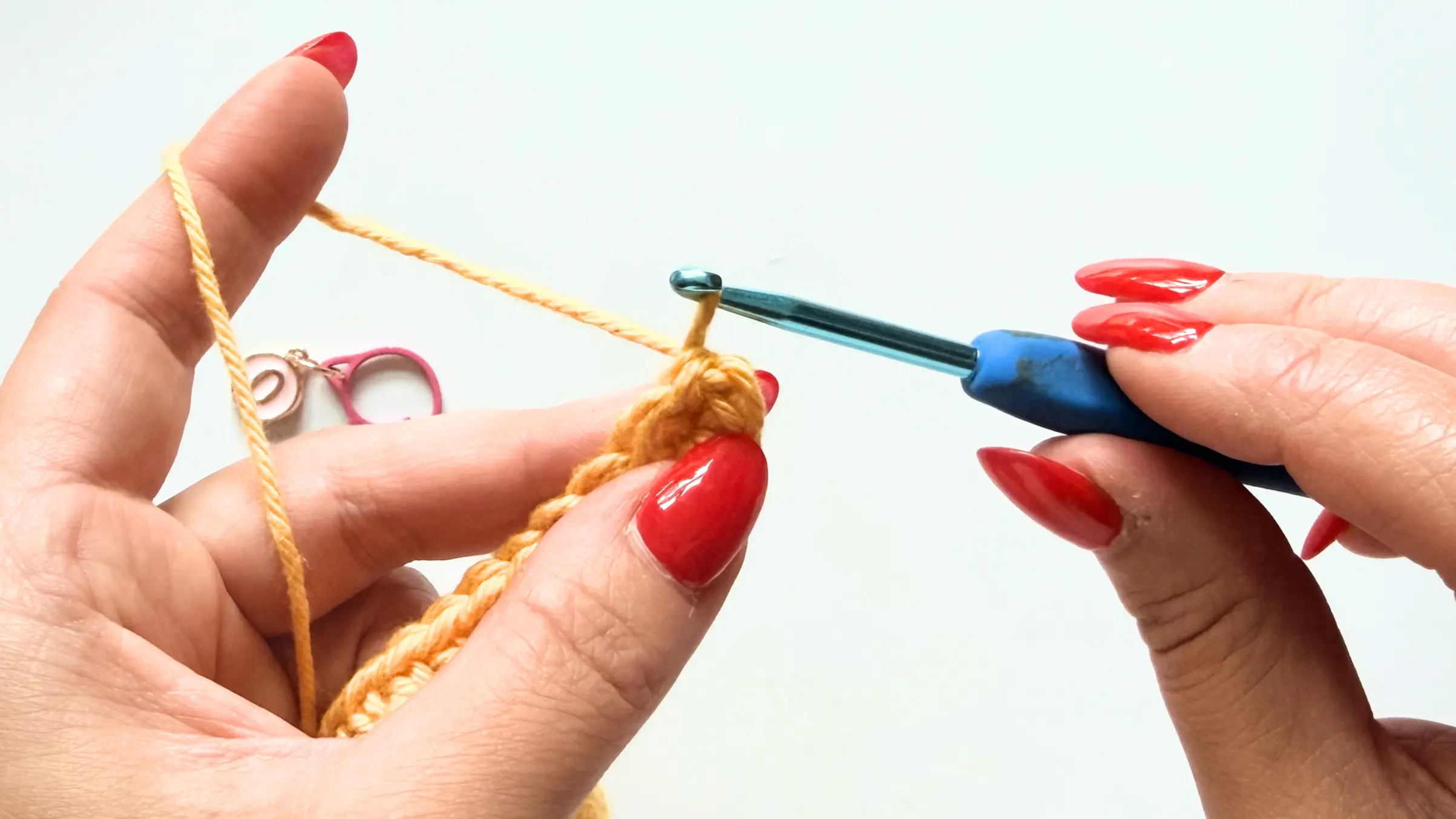 Completing the first round of the Summer Beach Tote by making the final Single Crochet stitches into the first corner.