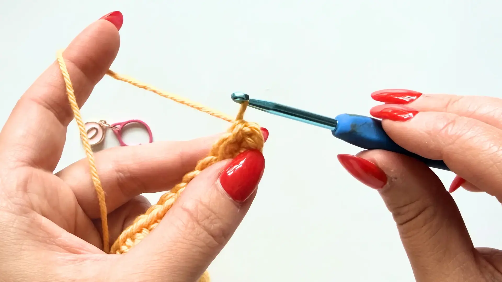 Completing the first round of the Summer Beach Tote by making the final Single Crochet stitches into the first corner.