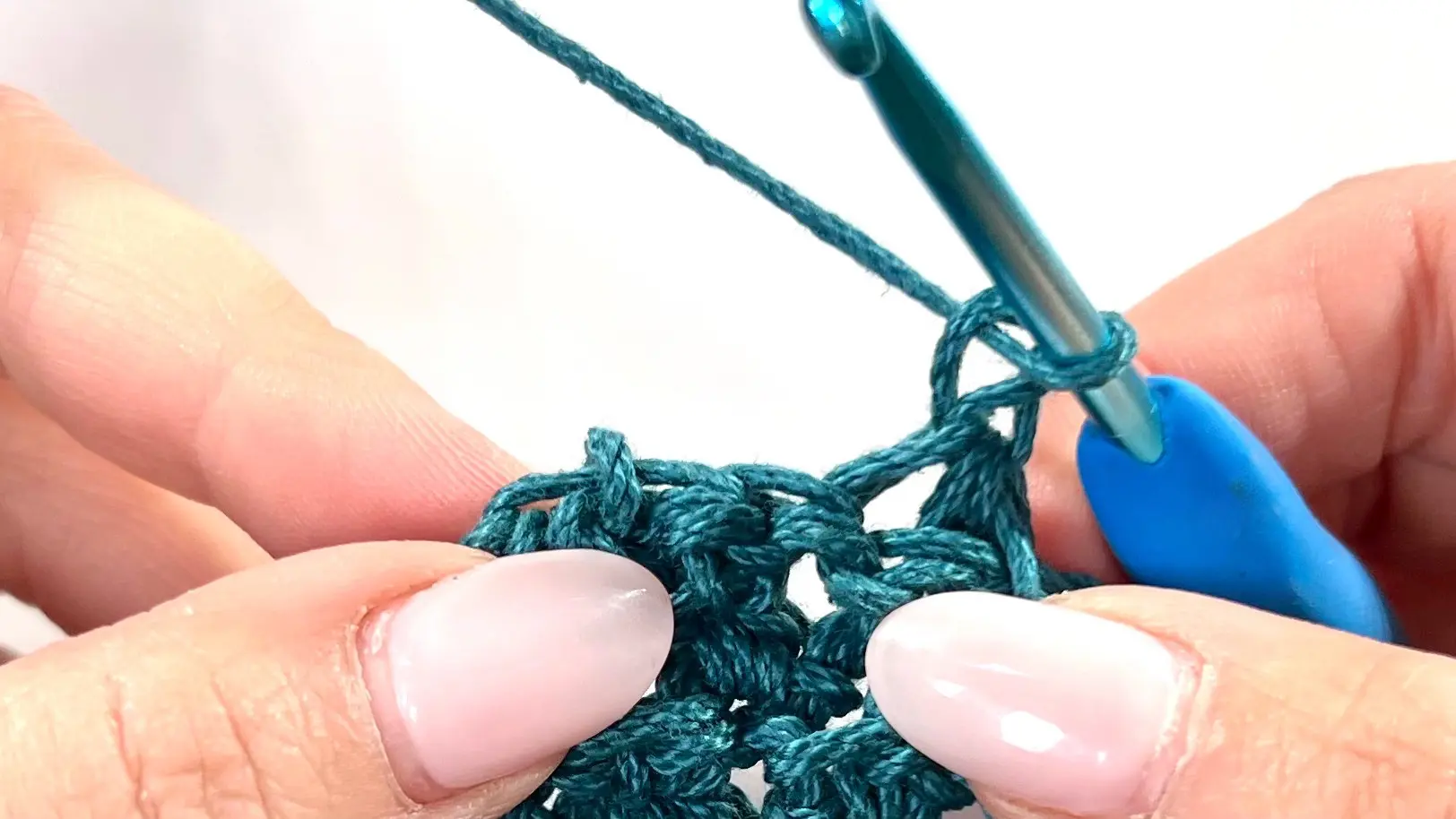 Beginning the final corner decrease of the rectangle in C2C Even Moss Stitch; hook is placed to start shaping both edges evenly.