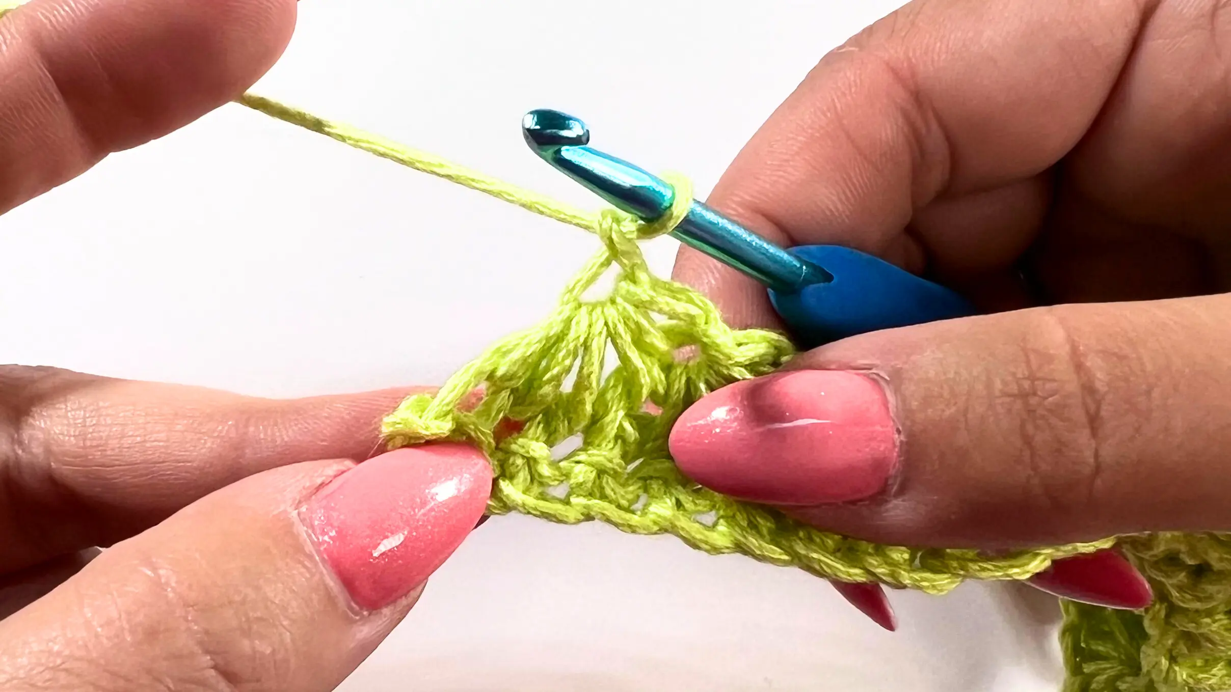 Close-up of the completed last Star Stitch of the row, showing the “eye” at the top and ready for the final half double crochet.