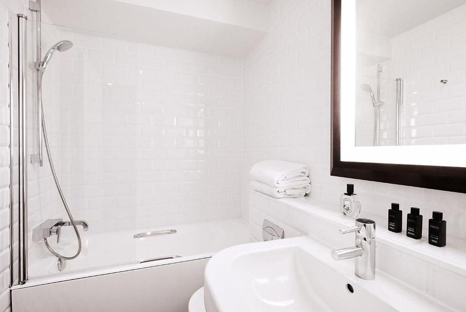 Room bathroom at Hôtel Plaza Athénée  Paris