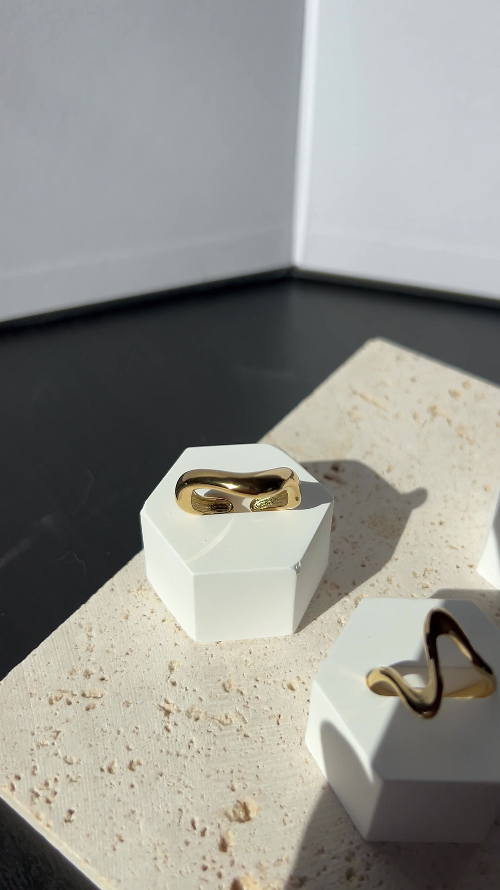 Thumbnail: Breiter Kurven-Ring - 14K vergoldet