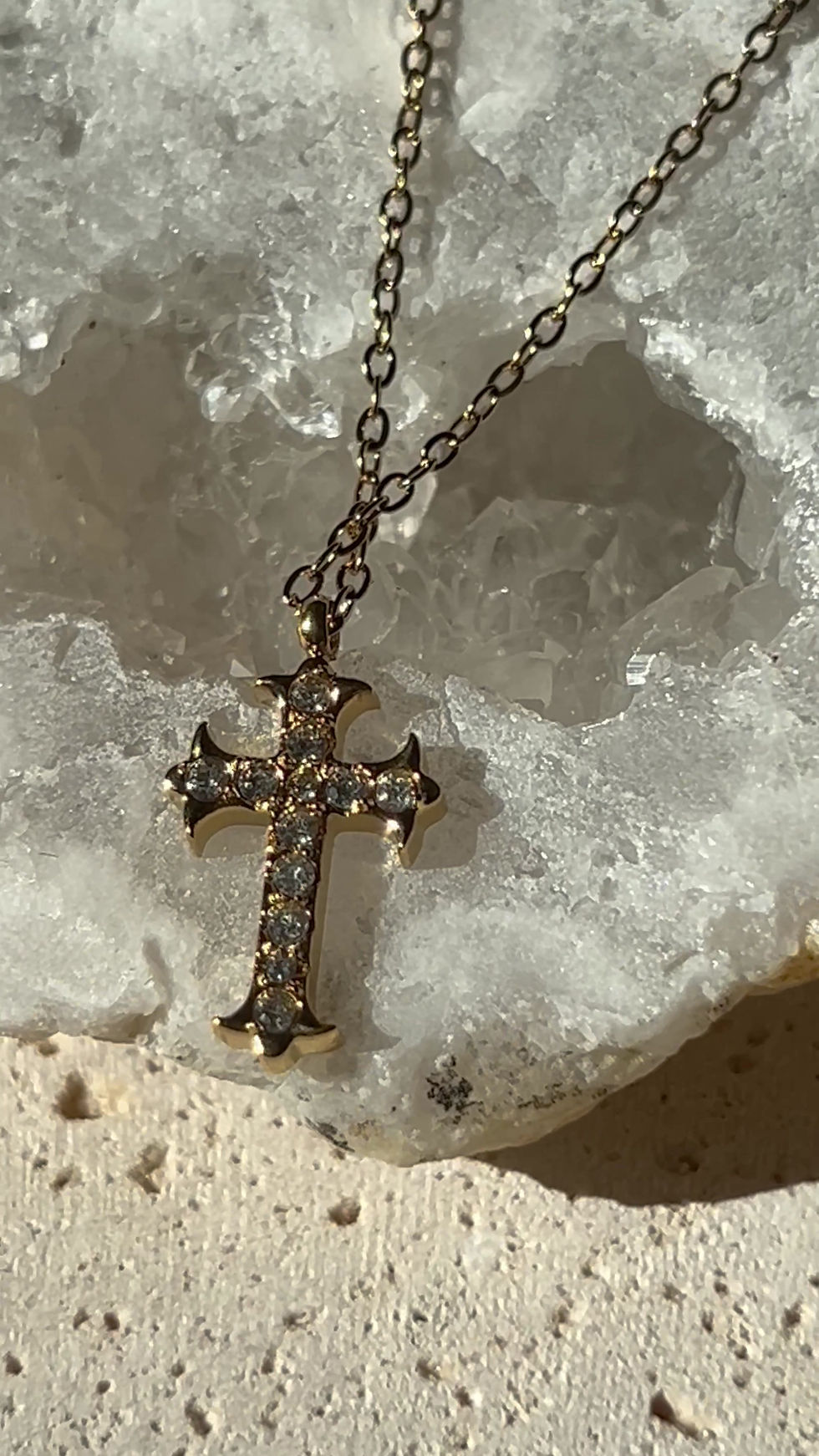 الصورة المصغرة: Halskette mit schimmerndem Kreuz - 14K vergoldet