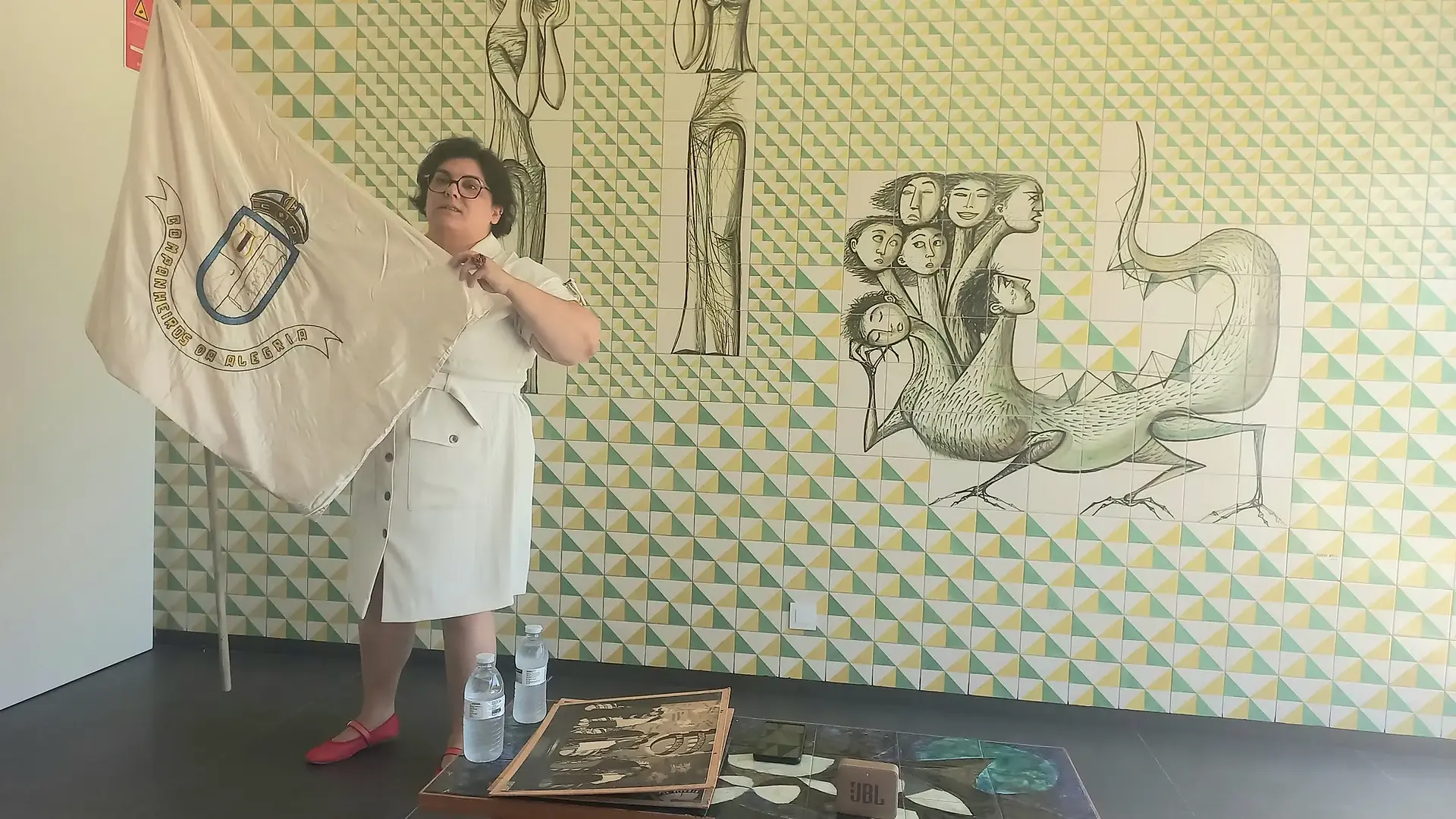 Bandeira da apresentação "Companheiros da Alegria" -   Painel de mosaicos de Maria Keil