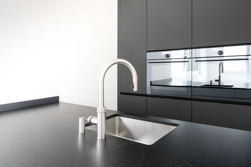 Nahansicht Moderne Küche in Schwarz, Backofen und Steamer, Wände im Hintergrund in Weiss