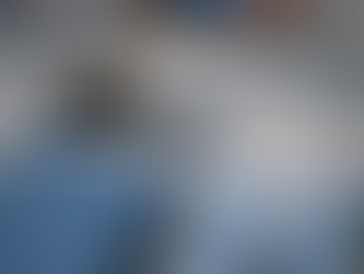 Uluslararası hukuk temalı çalışma masasında dünya haritası, hakim tokmağı ve “International Law” kitabı ile United States, United Nations ve Iran bayrakları – İran krizi ve küresel enerji ticaretinin hukuki değerlendirmesi