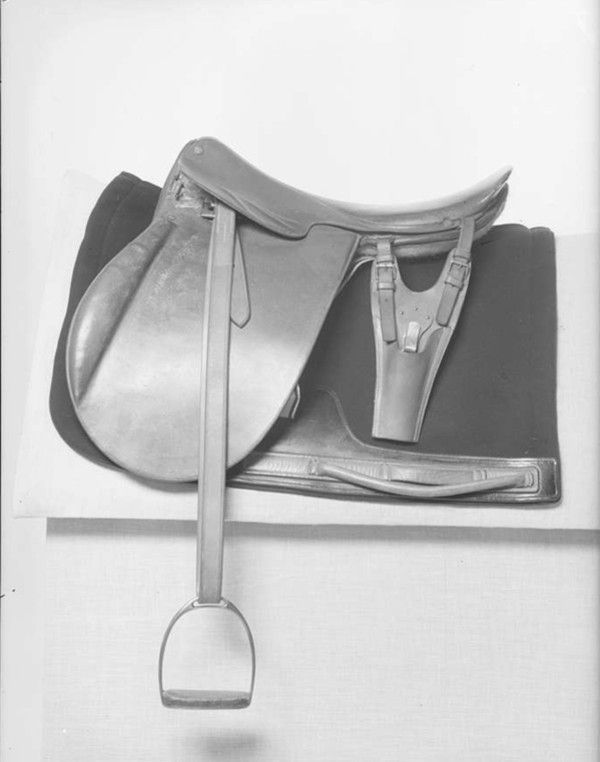 SATULASEPPÄ RICKARD JANSSONIN VALMISTAMA SATULA, HOVSADELMAKARE E. AUG. SKOGLUND / TUKHOLMA 1938