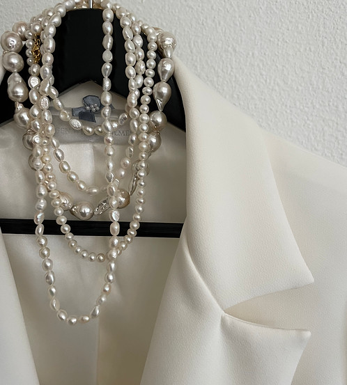 accumulation de colliers en perles d'eau douce pour femme et pour mariée, look mariée collier en perles avec costume femme, paviot créateur