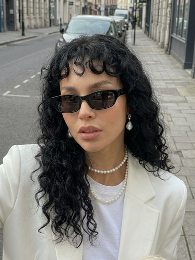 collier en perles look tailleur blanc