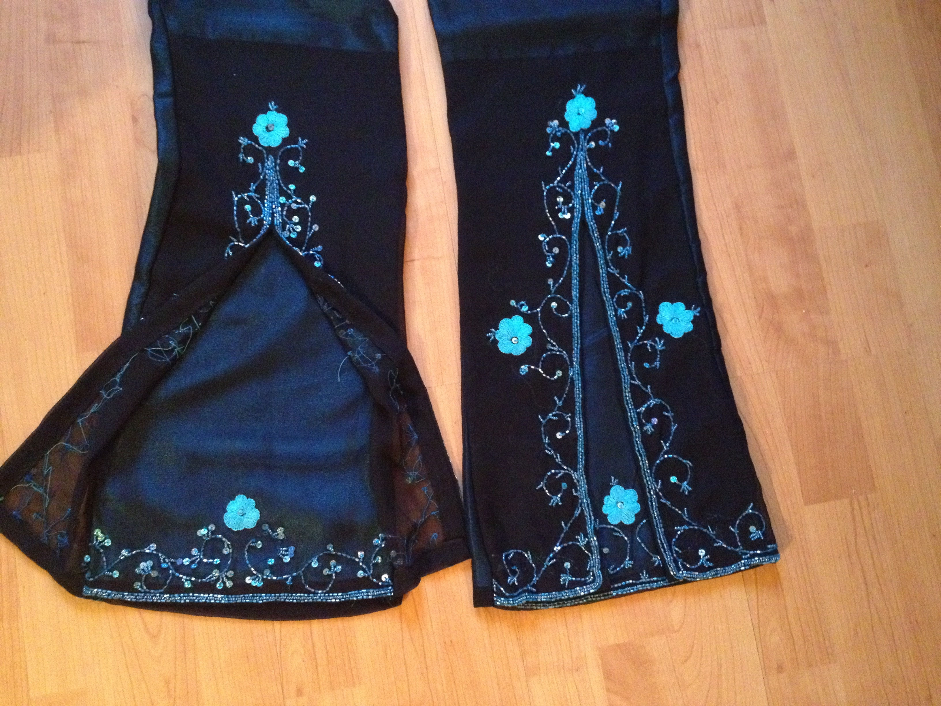 Pantalon indien brodé de perles turquoises