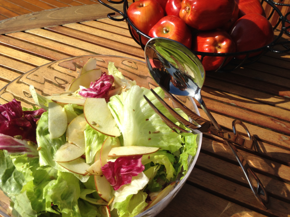 salada de folhas com maçã