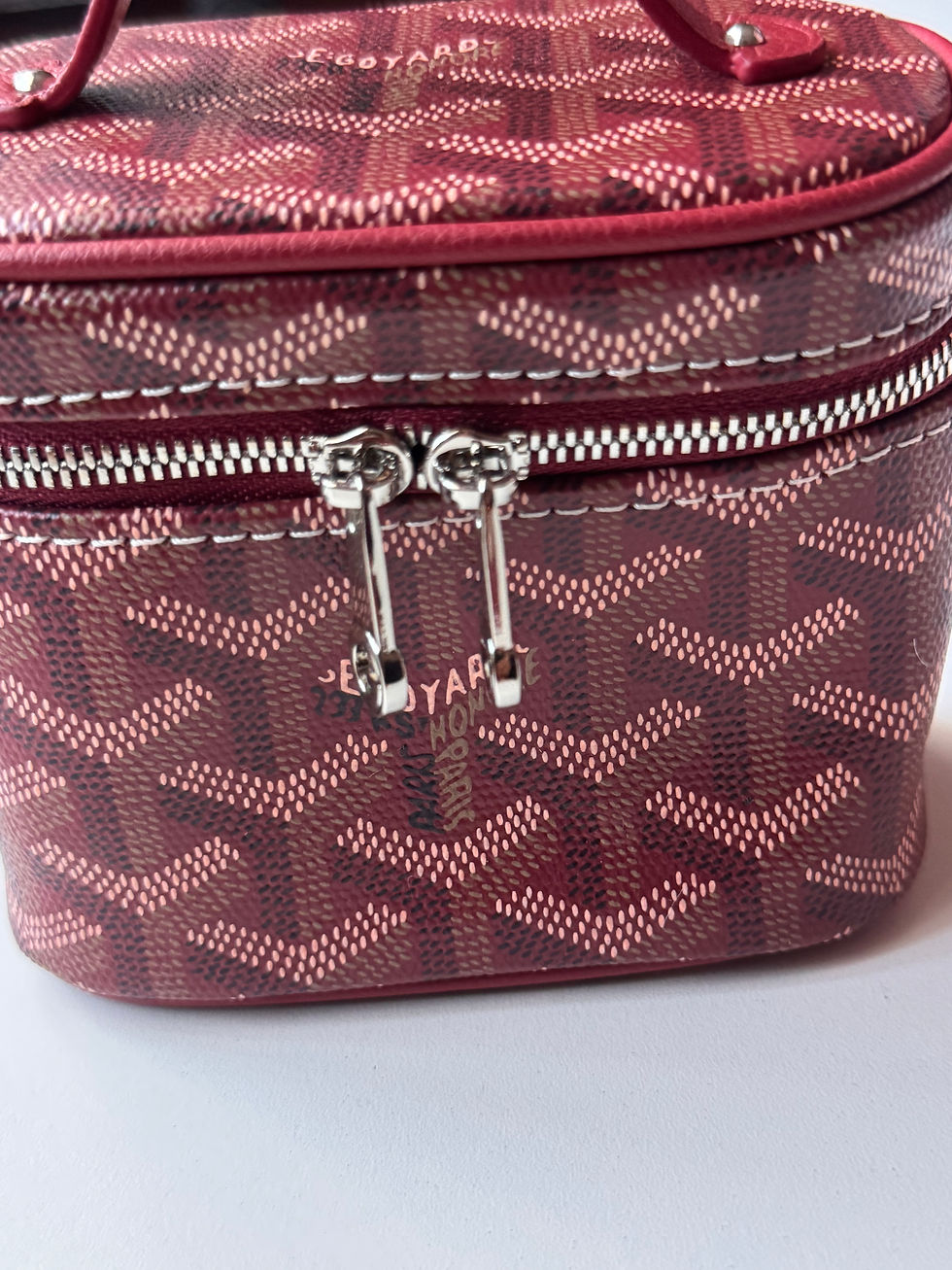 Thumbnail: G mini vanity in red 