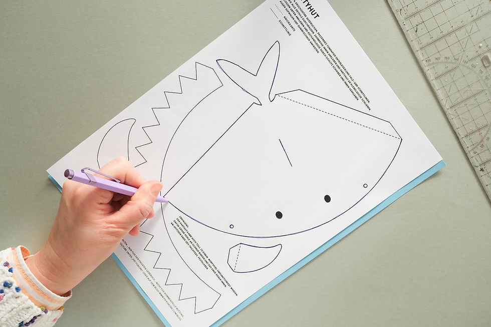 Durchpausen Linien Kulli Hai-Partyhut Wurfspiel basteln für den Kindergeburtstag Ozean Meerestiere Ideen zum Selbermachen Bastelanleitung Vorlage zum Ausdrucken Papier Tonpapier Feier Einschulung 