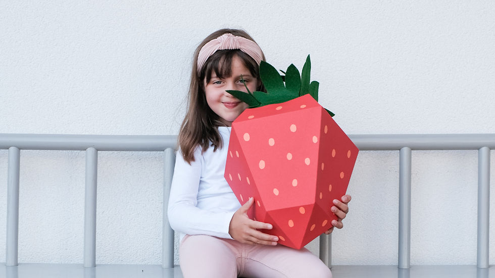 Erdbeer Schultüte zum Schulanfang selber machen, Basteln mit Kindern und Papier, besondere Zuckertüte in Beeren-Form, kostenlose Anleitung