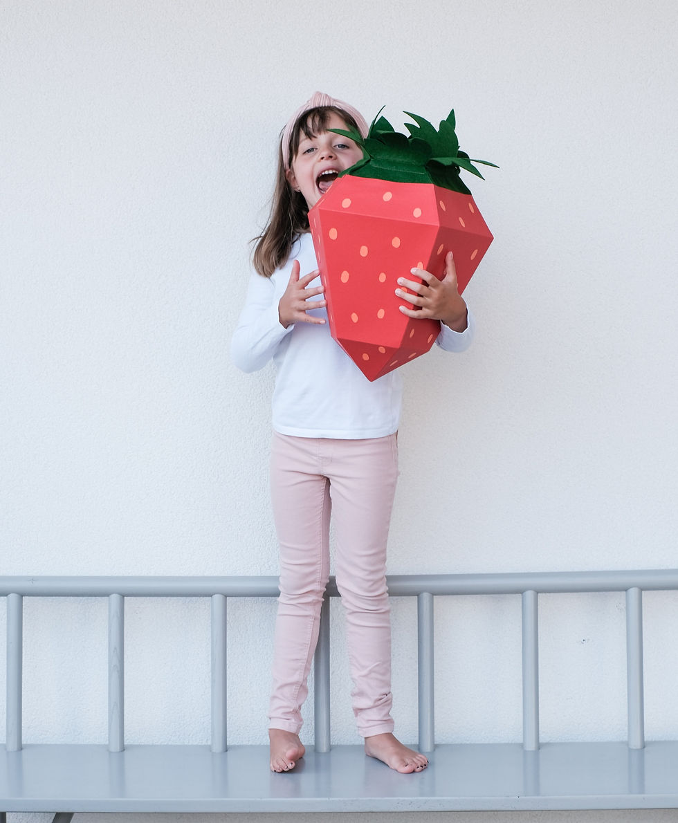 Erdbeer Schultüte zum Schulanfang selber machen, Basteln mit Kindern und Papier, besondere Zuckertüte in Beeren-Form, kostenlose Anleitung