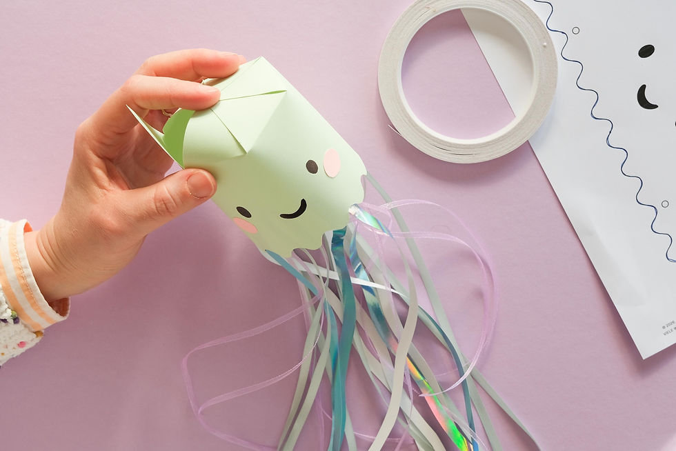 Kleben Klebestift Bastelkleber Klebelasche Qualle basteln Papier-Deko Dekoration Kindergeburtstag Ozean & Meerestiere Ideen zum Selbermachen Bastel-Anleitung & Vorlage zum Ausdrucken Tischdeko Tonpapier