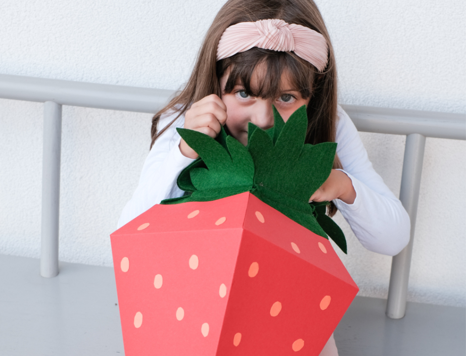 Erdbeer Schultüte zum Schulanfang selber machen, Basteln mit Kindern und Papier, besondere Zuckertüte in Beeren-Form, kostenlose Anleitung