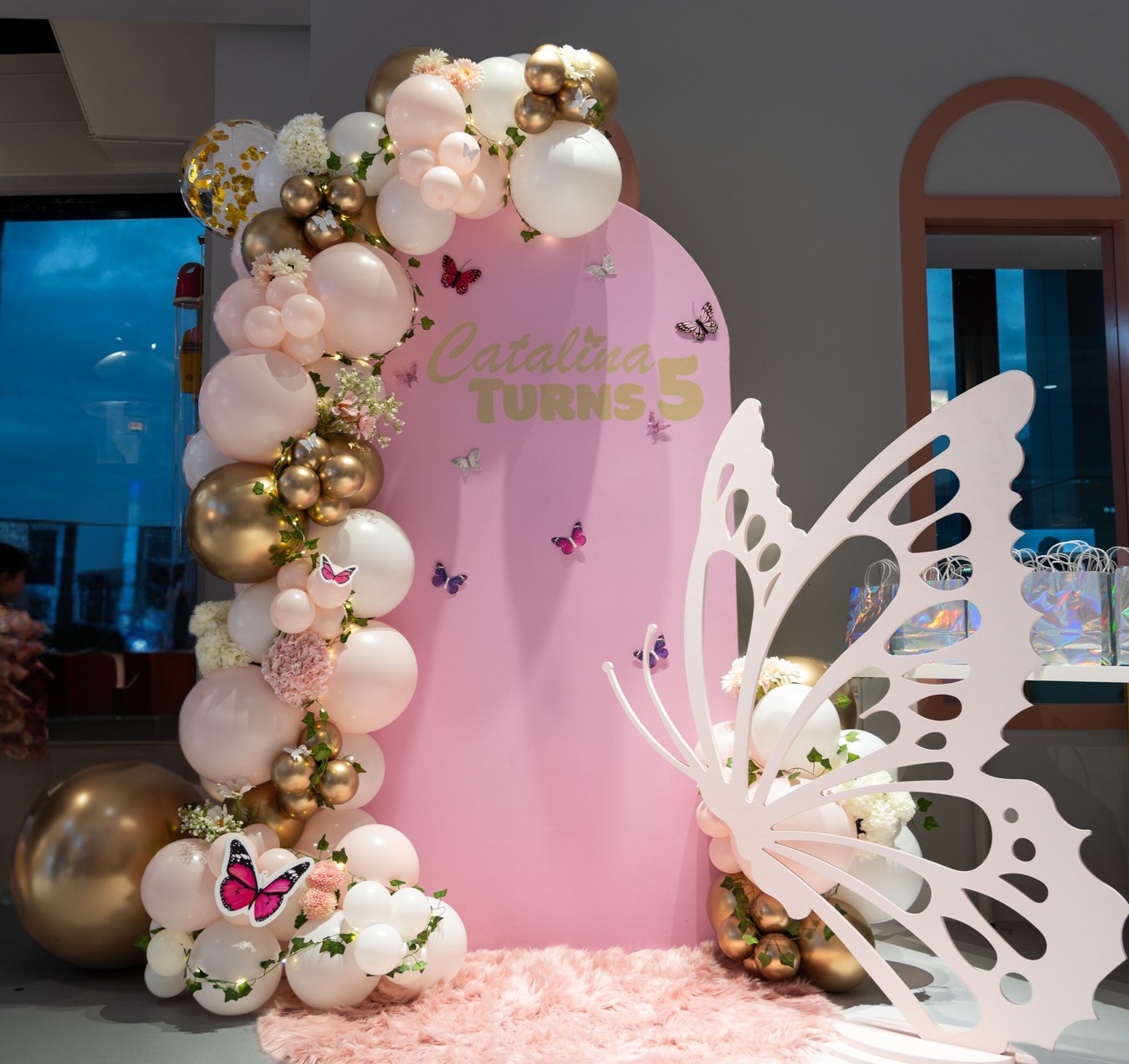 Party Pop Kids custom party backdrop with balloons
