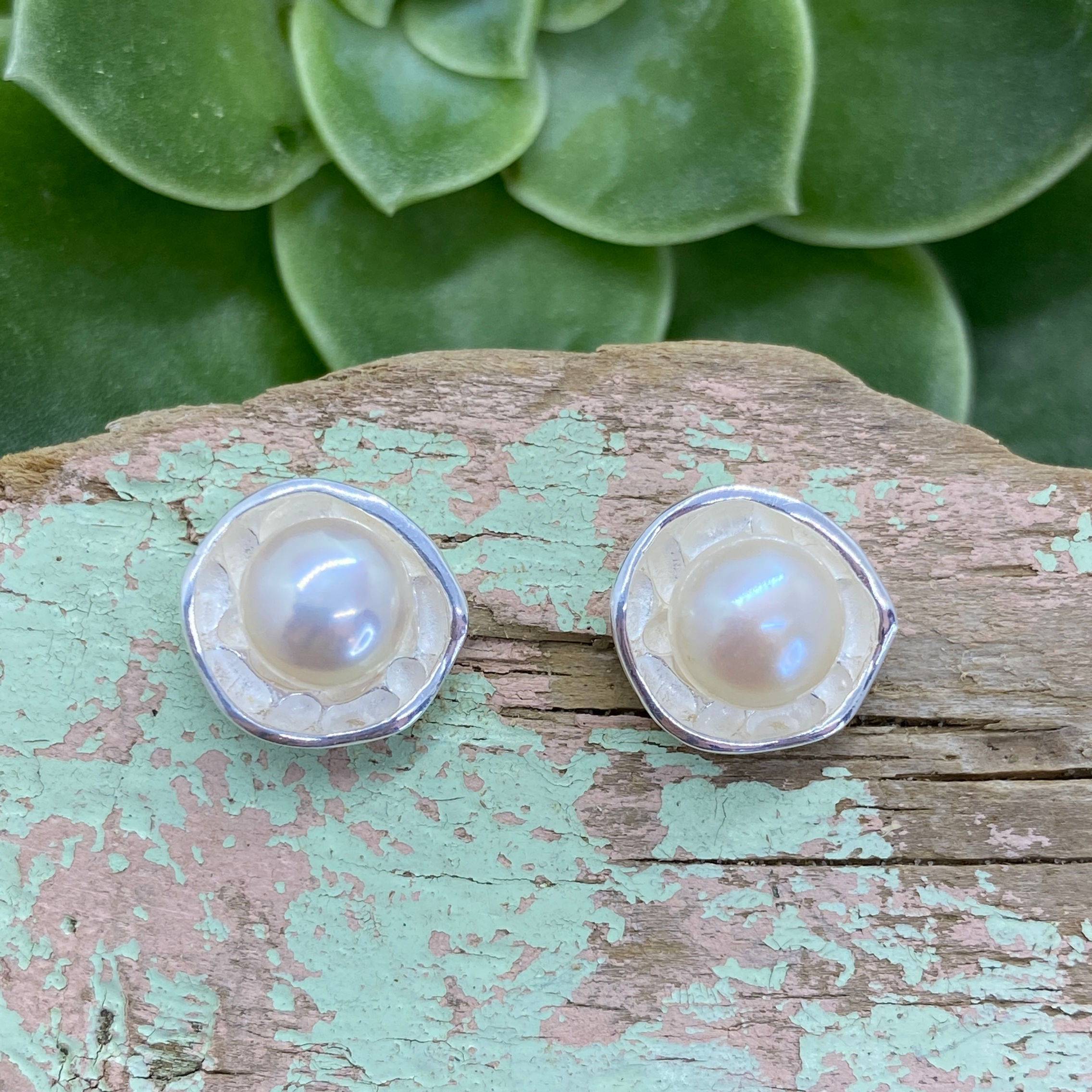 Anvi Pearl Stud Earrings