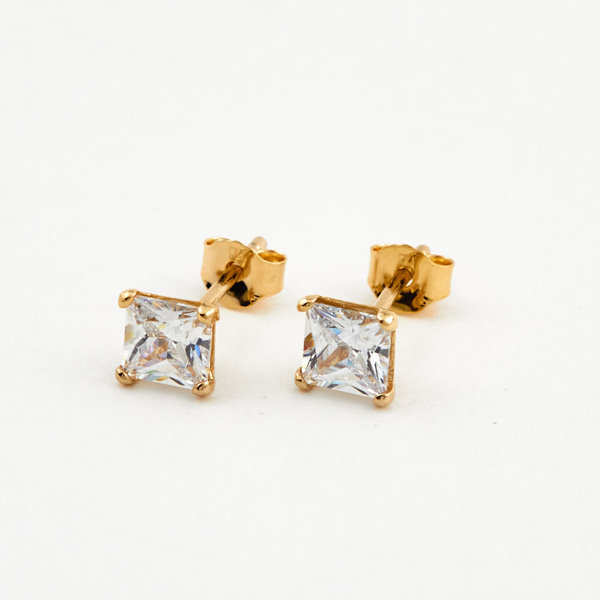 Clous en plaqué or avec solitaire oxyde carré blanc 5mm