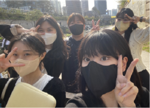 ABOUT_단체사진 프렌즈2.png