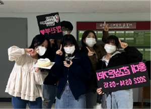 ABOUT_단체사진 프렌즈1.png