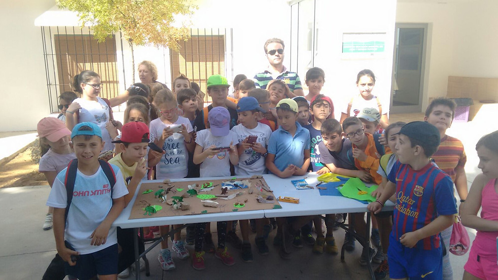 Los pequeños con sus maquetas