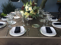 Mantel puntitos oro con negro