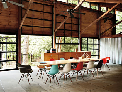 ig_prd_ovw_eames_molded_plastic_chairs_0