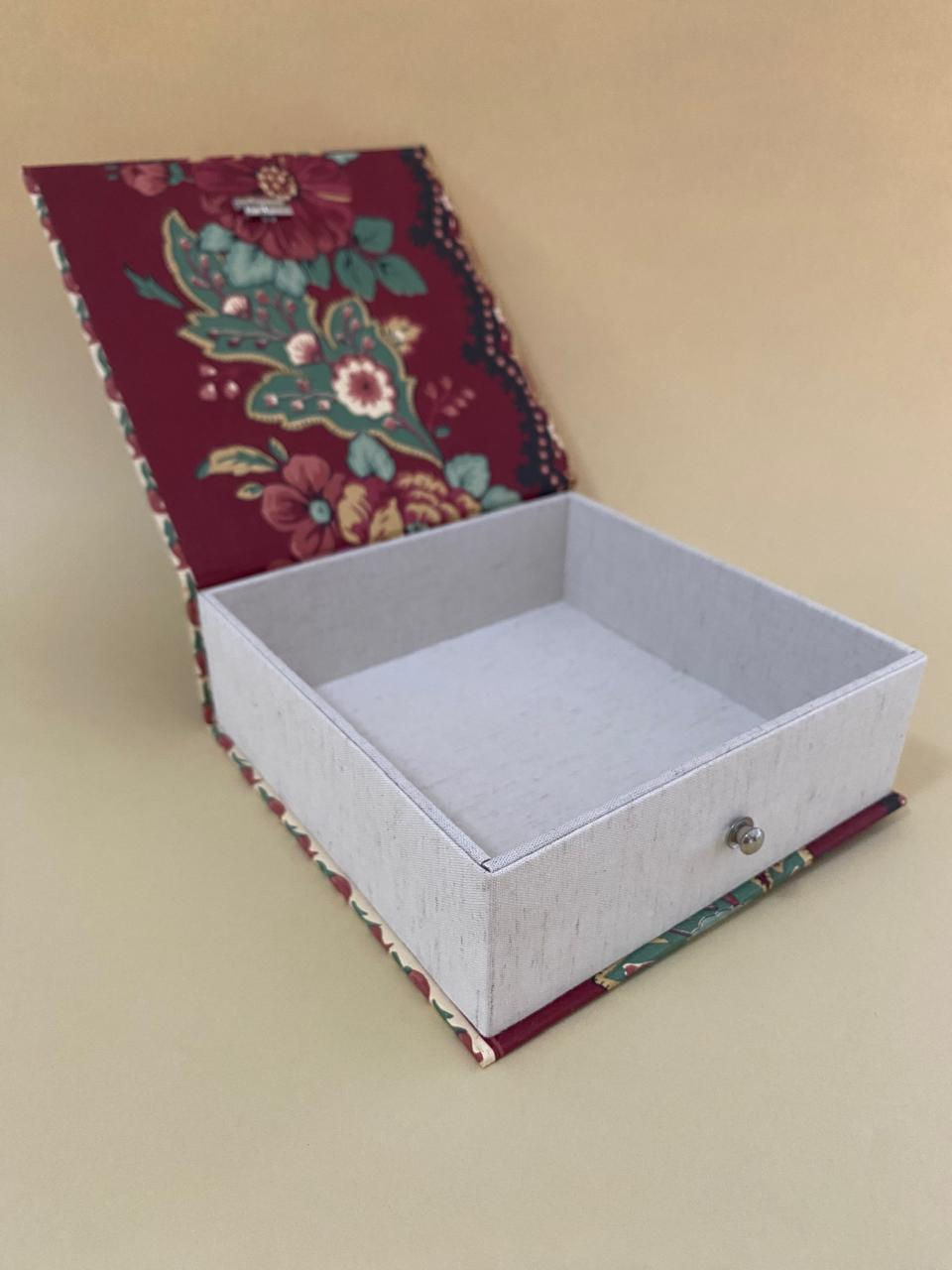 Miniatura: Caixa quadrada em cartonagem