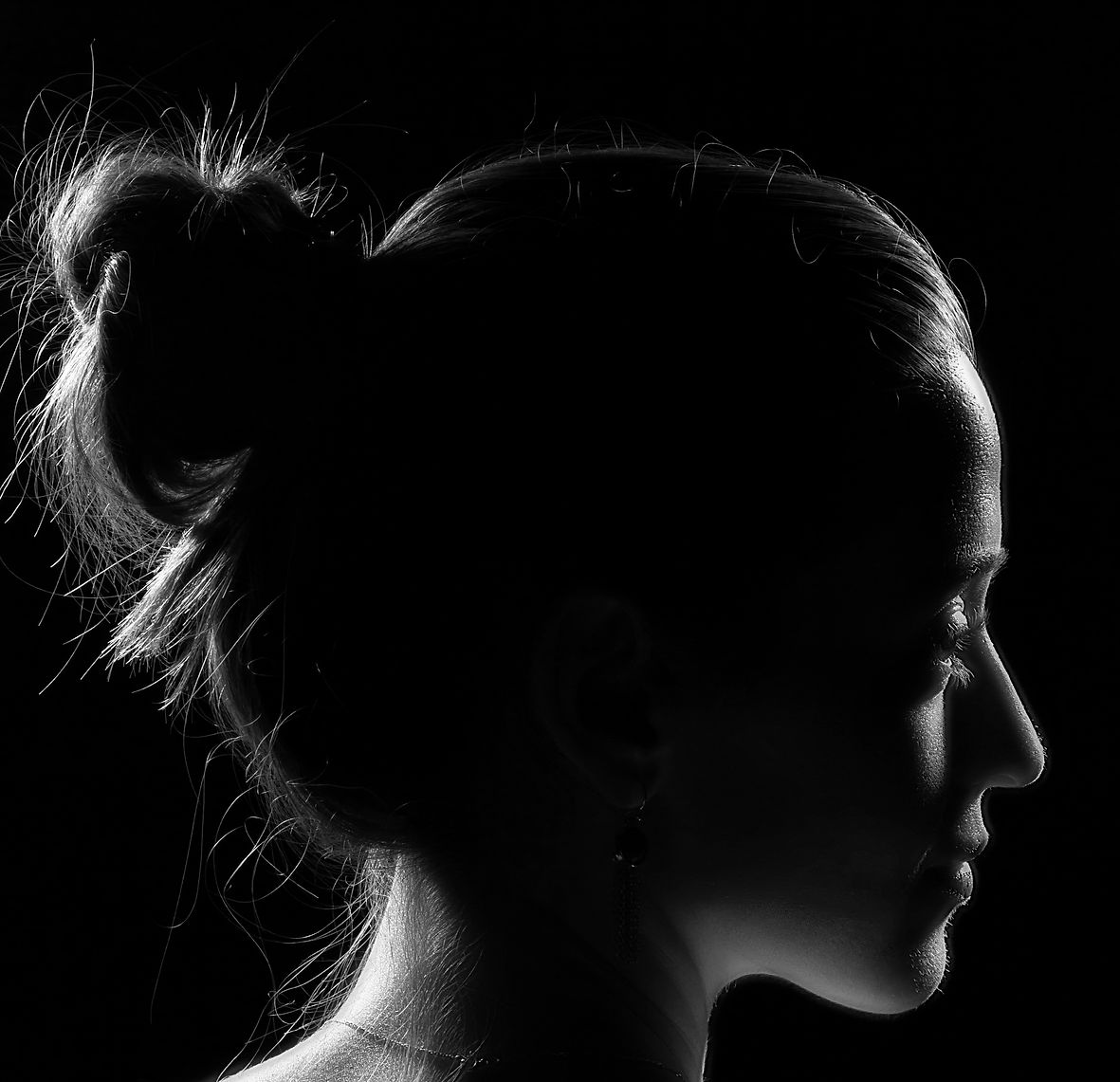 Black and white female silhouette portrait by Elin Shu, Orange County photographer
